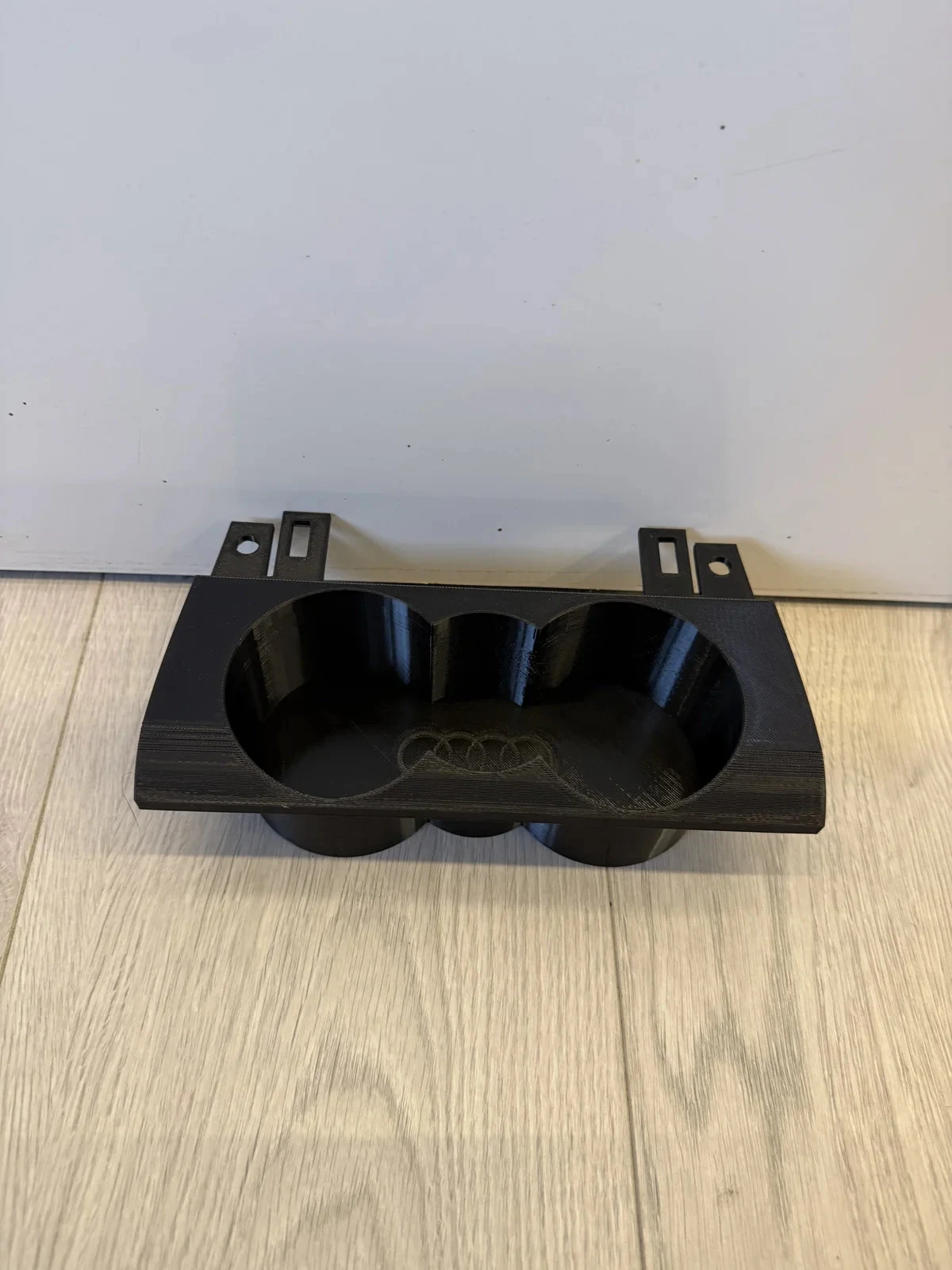 Cup holder kompatibilan sa Audi A4 B6/B7 – centralni otvor